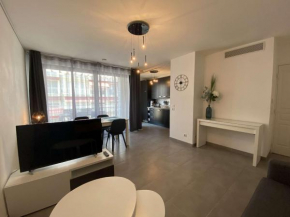 Appartement climatisé 4 couchages avec terrasse et parking sécurisé à Antibes, proche port et mer - FR-1-252-180